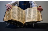 Cât a plătit un fost ambasador al SUA pentru o biblie de peste 1.000 de ani. Cartea a fost donată Muzeului Poporului Evreu din Tel Aviv