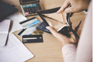 Sfaturile utile pentru a depăși o criză financiară personală
