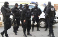 Transportatori ucraineni, șantajați și bătuți: Suspecţii ar fi cerut 'taxă de protecţie' pentru a le permite să desfăşoare activităţi de transport persoane