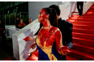 O femeie îmbrăcată în culorile drapelului Ucrainei și-a turnat pungi cu sânge fals pe corp, pe covorul roşu de la Cannes