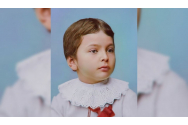 Recunoşti băieţelul cu guleraş alb din dantelă? 