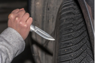 Un păşcănean a tăiat cauciurile de la maşina vecinei, apoi i-a lăsat în parbriz un bileţel macabru
