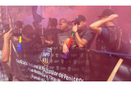 Polițiștii de penitenciare ies în stradă în fața Reprezentanței Comisiei Europene în România cu mesaje anti-UE, din cauza reformei pensiilor militarilor: Politicieni români, ne-ați vândut străinilor pe 1,4 mld. de euro