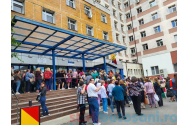 Protest spontan cu sute de angajați din sănătate în curtea Spitalului Județean. Managerul și-a anunțat demisia