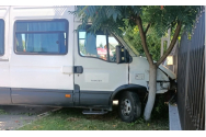 Accident în Prahova. Un microbuz de pasageri a intrat în gardul unei case