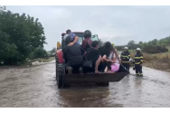 Prăpăd la Tulcea din cauza inundațiilor. Oamenii sunt scoși cu excavatorul din apele învolburate