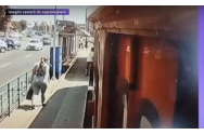 Primele imagini cu femeia care a murit târâtă de tramvai în Arad, când încerca să coboare căruciorul fiicei sale