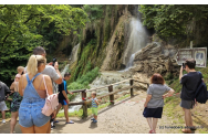 O cascadă spectaculoasă din România s-a prăbușit. Turiștii făceau baie în ea fără să simtă pericolul