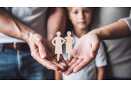 Salariul asistentului maternal din România. Cât câștigă cei care deschid ușile căminului pentru copiii în plasament