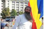 Cezar Avrămuță a coborât, după mai multe ore, de pe clădirea Ministerului Sănătății / Primul mesaj al Stegarului Dac