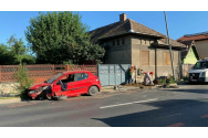 Un şofer a intrat cu maşina într-o ţeavă de gaz. Bărbatul consumase alcool