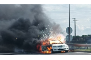 Mașina unei familii de români cu copii mici a luat foc în mers, pe autostradă, în Ungaria. Au fost eliberați din autovehicul de către agenţi fiscali