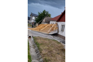 Furtuna a făcut ravagii într-un județ din țară: Mai multe acoperișuri luate de vânt și stâlpi de electricitate doborâți
