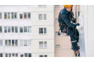 Clipe de groază pentru un alpinist utilitar din Galați. O femeie a încercat să fure corzile de care omul atârna la etajul 11