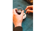 Turiști, în pericol în unele baruri din Corfu. Li s-au servit băuturi scurse din paharele altor clienți