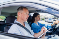 Amenzi pentru instructorii auto prinşi pe străzile cu restricţii, la orele de vârf