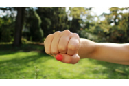 Motivul stupid pentru care o mamă și-a agresat fiica. Tânăra a obținut un ordin de protecție