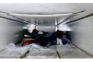 Arad: Aproape 40 de migranţi au încercat să iasă ilegal din România, ascunşi în două TIR-uri care transportau medicamente în Belgia
