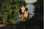 Liviu Vârciu, Răzvan Fodor, Cosmin Natanticu şi Ştefan Pavel, desculţi şi dezbrăcaţi, într-un sat de lângă Bucureşti: 
