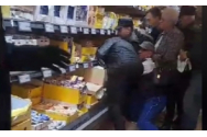 Imagini șocante cu zeci de oameni care se calcă în picioare pentru cașcaval la preț redus