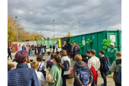 Ieşenii, momiţi cu umbreluţe şi sticle de apă pentru a recicla