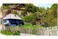 Singura casă din România cu o cascadă naturală în curte. E gratis să o vezi și bonus ai și un uriaș prins într-o stâncă