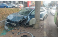 O maşină a intrat într-un stâlp de iluminat de pe Calea Unirii