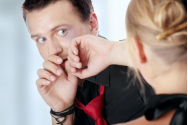 Abia ieşită de la „balamuc”, o ieşeancă şi-a bătut bărbatul şi copiii