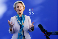 Partidul lui Viktor Orban a montat panouri publicitare în care o atacă pe Ursula von der Leyen / Reacția Comisiei Europene