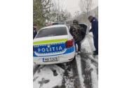 Scene emoționante în timpul urgiei din estul țării! Bărbat fără locuinţă a cerut ajutor poliţiştilor pentru el şi câinele lui
