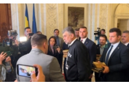 Ciolacu, schimb de replici cu George Simion pe holurile Parlamentului. Ce cadou a primit de la liderul AUR: 'Am auzit că și-a luat BAC-ul mai târziu'