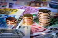 Aprecierea euro, frânată de intrările de fonduri europene