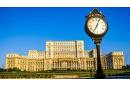 Palatul Parlamentului se prăbușește. Soluția: se pun plase