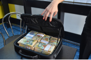 Un ieşean a furat din casa prietenului său o valiză cu 513.000 lei
