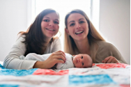  Copilul unor lesbiene, format în corpul uneia și transferat în uterul celeilalte