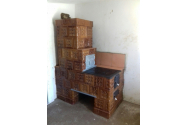 Mâinile care adună căldura în inima caselor