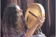 „A trăi șamanic presupune să fii una cu tot ce te înconjoară, să mergi prin viață acordat la ritmurile naturale”