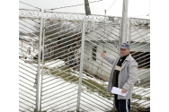 Un bărbat din Vaslui a pus poartă la drumul public. Tot el este supărat pe oamenii din sat: „Nimic nu le convine“