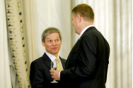 Cioloș plânge cu lacrimi de crocodil pentru agricultorii pe care chiar el i-a îngropat
