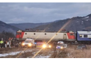 Călătorie de coșmar: un tren de călători a lovit în plin o mașină