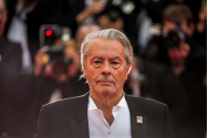 Zeci de arme și peste 2.500 de cartușe au fost găsite în locuința lui Alain Delon. Actorul nu deține permis de port-armă