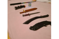 Minori încătușați, după o amplă percheziție domiciliară