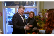 Marcel Ciolacu împarte flori femeilor din Guvern