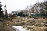 S-au reluat lucrările la şantierul din faţa Teatrului Naţional!