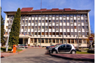 Funcţionare reţinute pentru luare şi dare de mită. Acuzaţii de corupţie la Prefectură şi la o primărie din Neamț