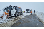 Mai multe drumuri din Iaşi, blocate de zăpadă și polei