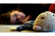 Fetiță de 8 ani agresată sexual, pe rând, de un adolescent de 16 ani și un bărbat de 46 de ani. Mama știa, dar nu a făcut nimic