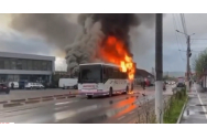 Autobuz plin cu elevi, în flăcări