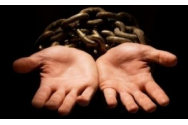 Dezvăluiri șocante în cazul copilului ținut în cușcă. Torționarul era chiar viceprimarul localității, iar părinții primeau bani