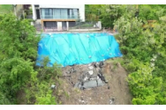Metoda românească pentru a 'rezolva' problema unei străzi care s-a surpat: a fost acoperită cu o prelată